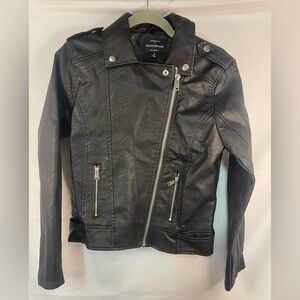 Excellent faux leather cropped jacket with buckles and zippers. Size small.